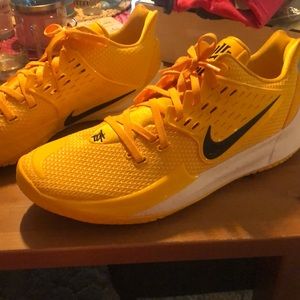 Nwot men’s kyrie low 2 tb yellow size 18
